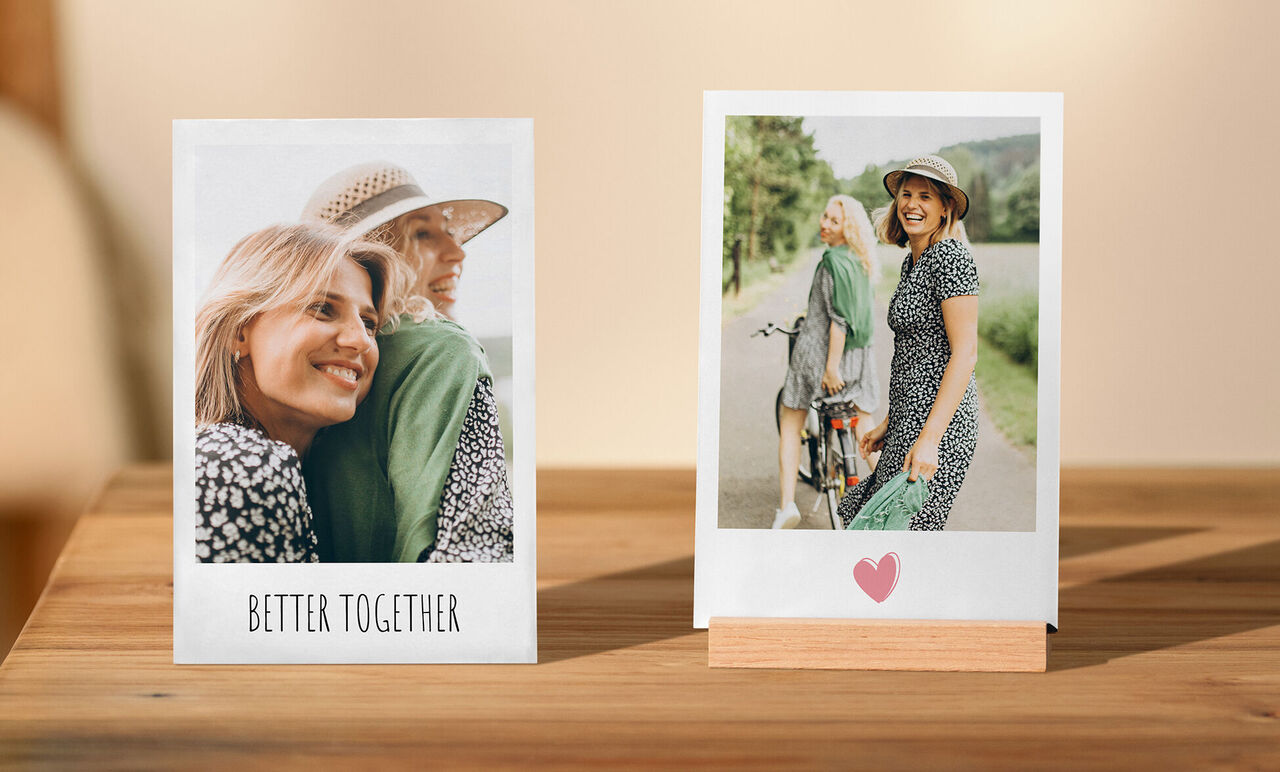 Zwei personalisierte Sofortfotos im Retro-Look mit gemeinsamen Erinnerungen.
