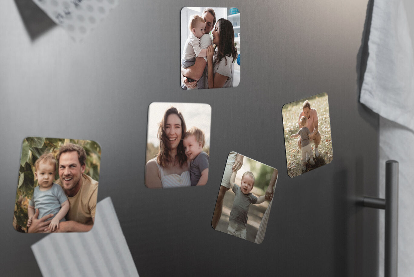 Magnetische Fotos auf Kühlschrank, die besondere Momente zeigen