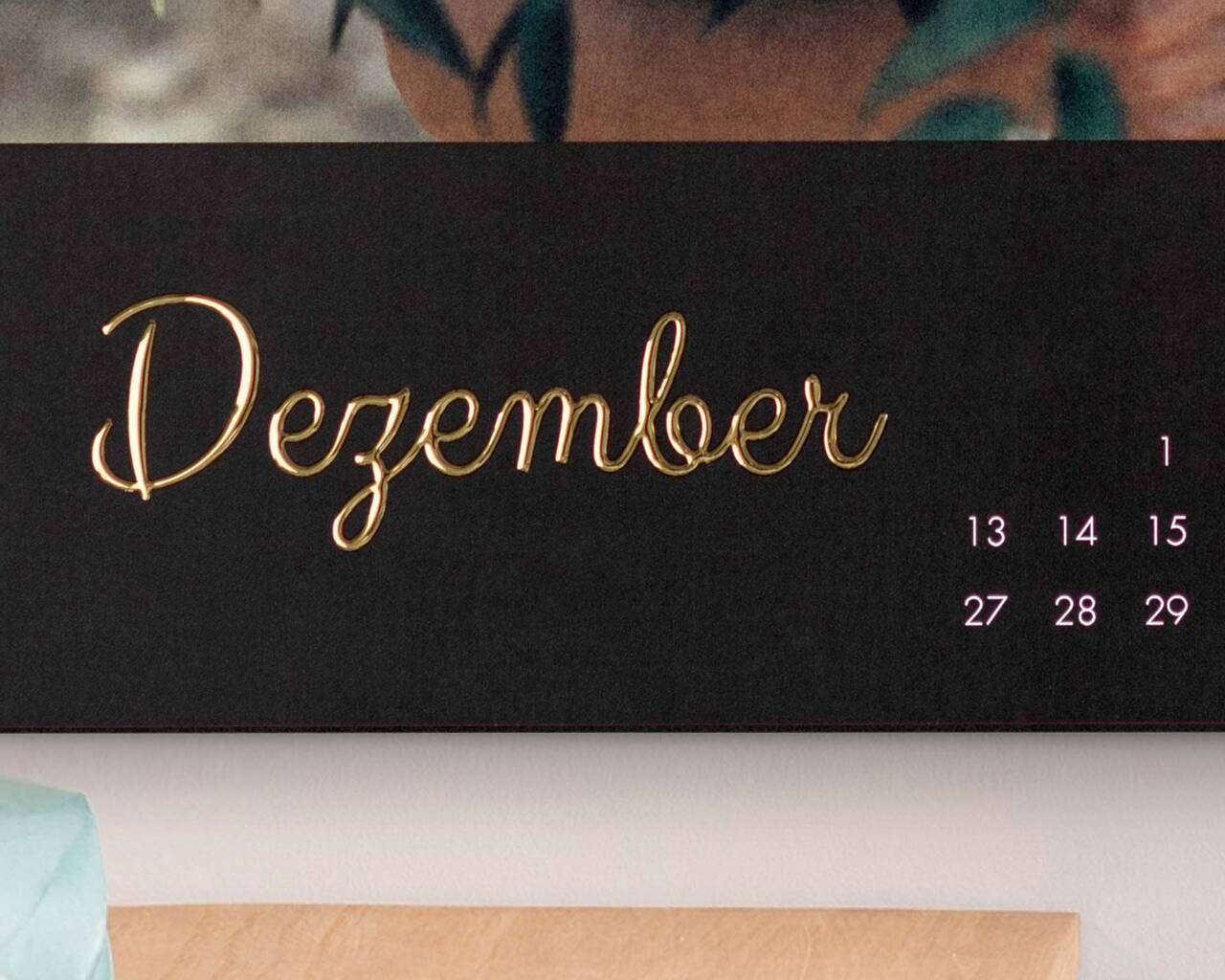 Eleganter Kalender mit goldener Schrift für den Monat Dezember und pinken Datumsangaben