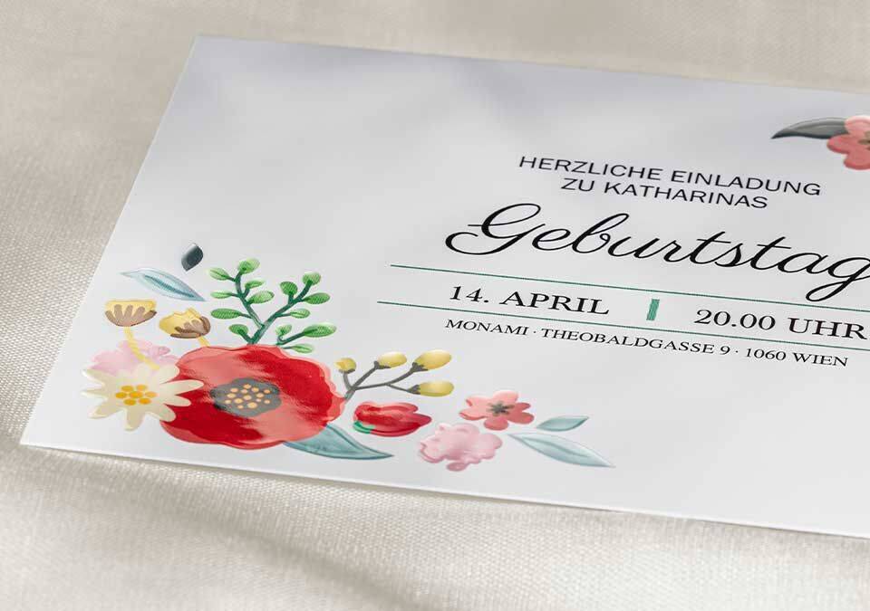 Einladungskarte zum Geburtstag mit bunten Blumen und Details.