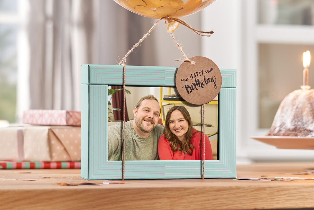 Ein liebevolles Geburtstagsgeschenk mit einer personalisierten Fotoansicht und einem herzlichen Etikett.