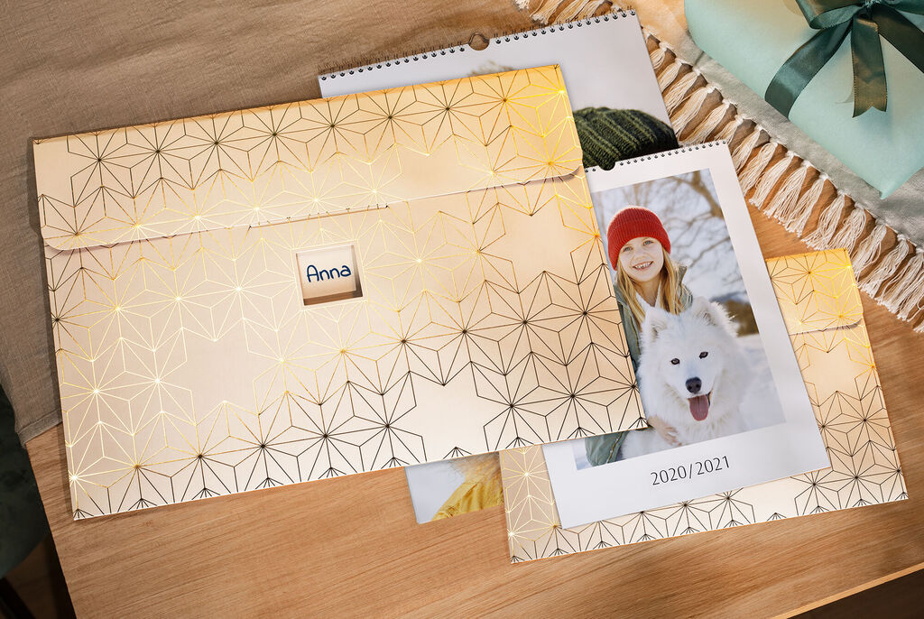 Elegantes CEWE Fotokalender-Design mit goldenen Akzenten and persönlichen Bildern.