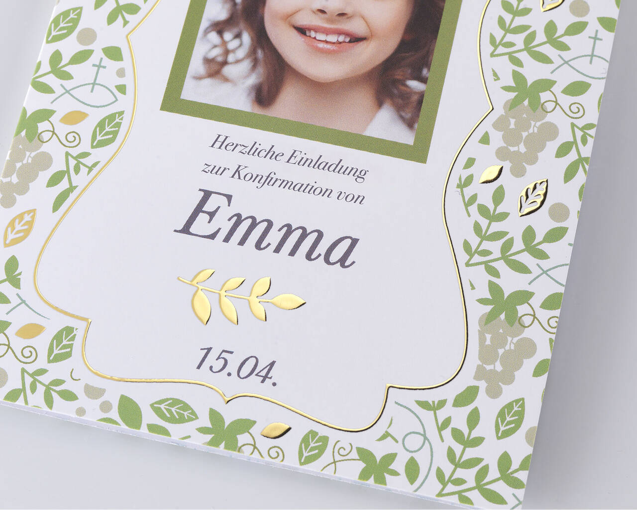 Einladungsdesign zur Konfirmation für Emma mit floralem Muster und goldenen Akzenten