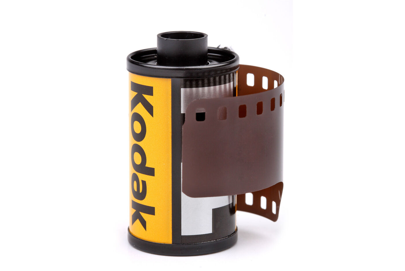 Eine Rolle Kodak-Film steht aufrecht, mit einer Filmkante, die herausragt, umgeben von einem neutralen Hintergrund.