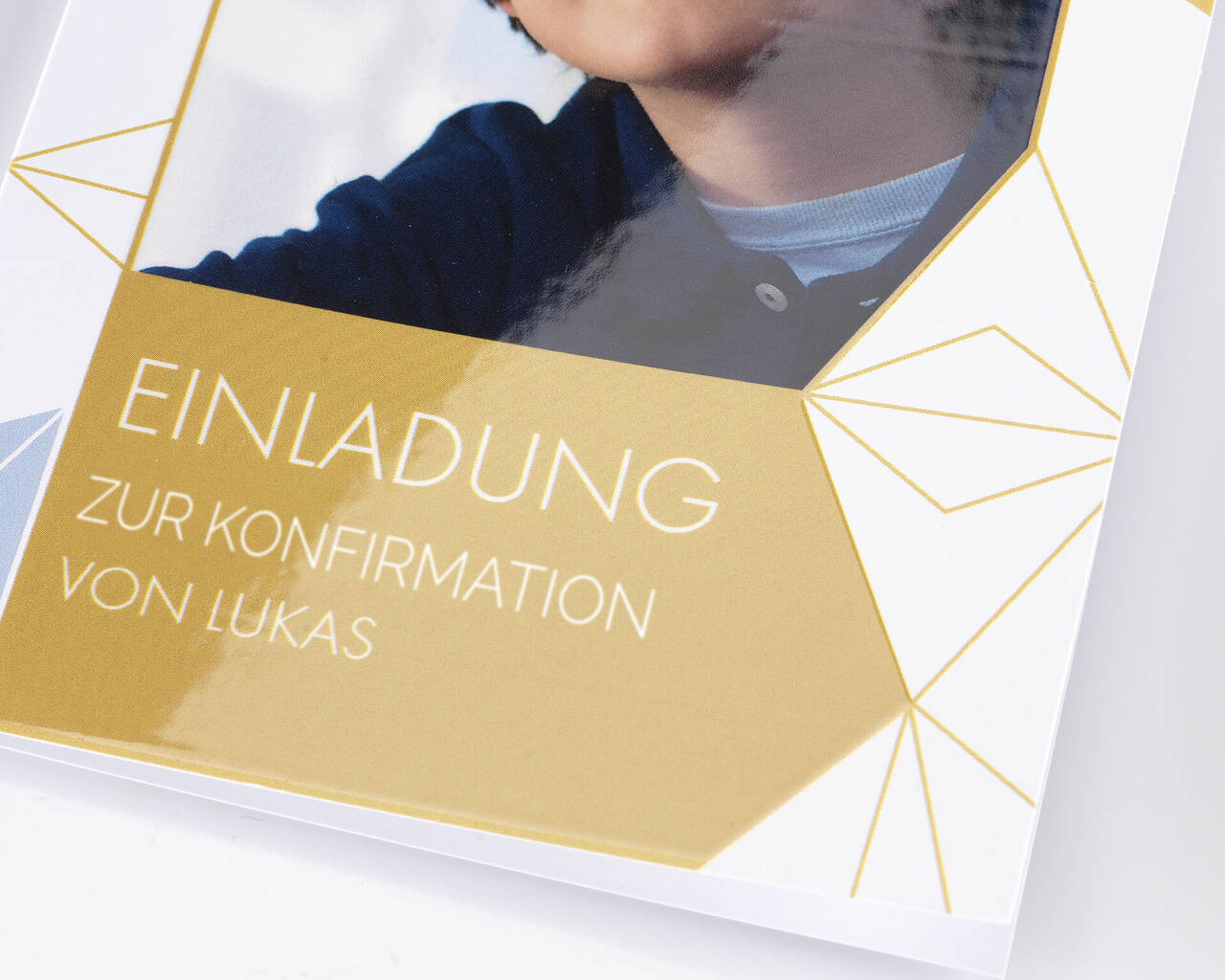 Einladung zur Konfirmation mit goldenen geometrischen Akzenten und einem Foto von Lukas
