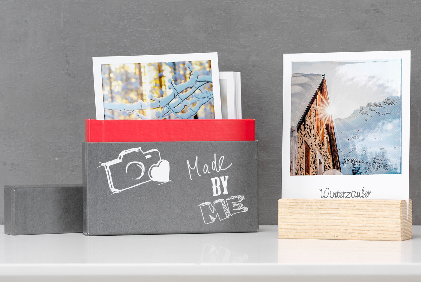 Ein kreatives Fotobox-Set mit Bildern aus dem Winter, liebevoll gestaltet und bereit zum Teilen.