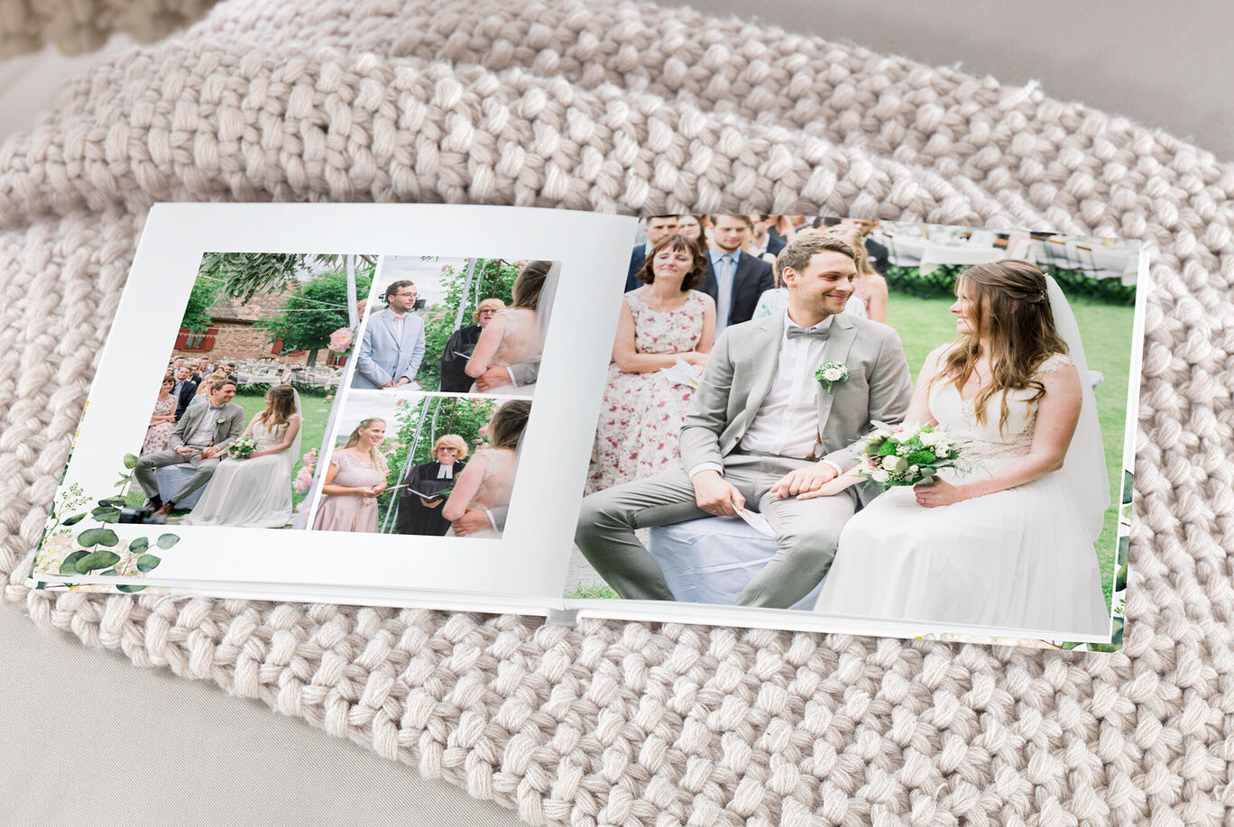 Ein geöffnetes Fotobuch zeigt Hochzeitsfotos mit fröhlichen Gästen. Einige Personen posieren lächelnd im Freien, während andere einen besonderen Moment genießen. Das Design ist stilvoll und liebevoll gestaltet. CEWE FOTOBUCH
