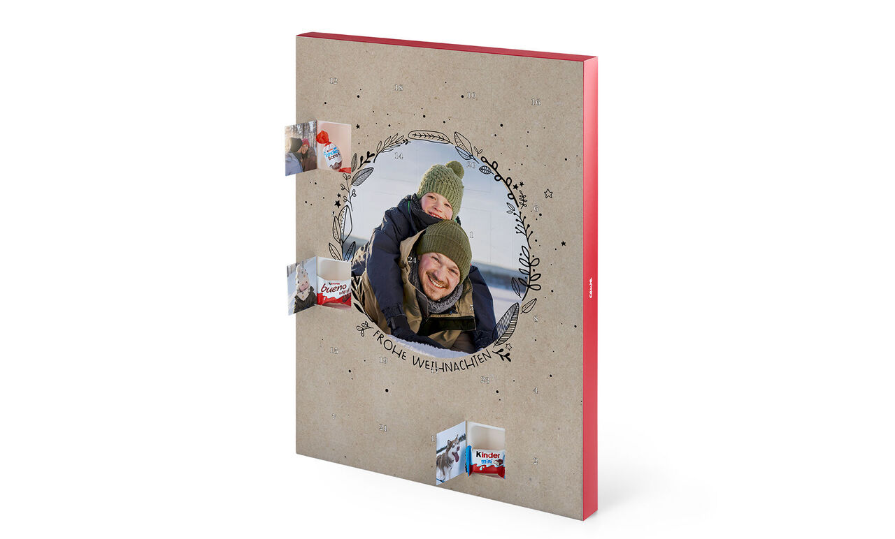 Ein liebevoll gestaltetes CEWE FOTOBUCH mit einem bunten Cover und einem schönen Foto des Familienausflugs. Der Text besagt, dass die Materialien nachhaltig sind.