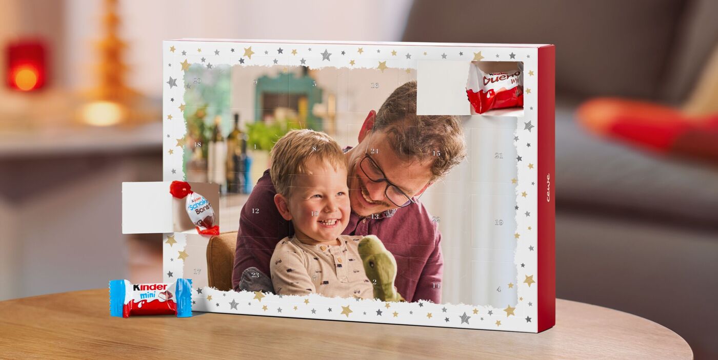 Adventskalender mit gefüllt Schokolade von kinder® und einem Foto von einem lachenden Kind und einem Mann.