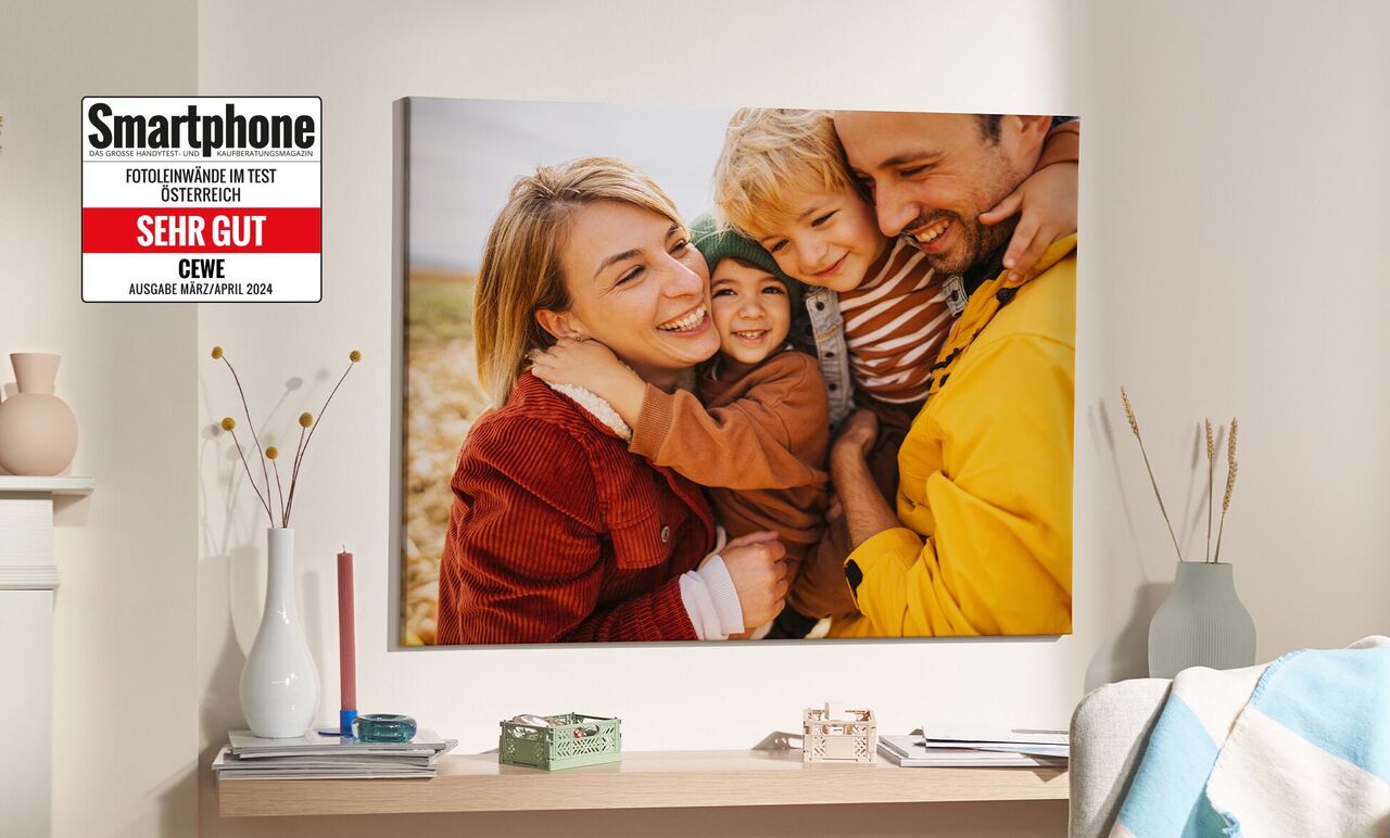 Eine Fotoleinwand mit dem Bild einer Familie, die sich umarmt. Mit Testsiegel Sehr Gut eines Tests für Fotoleinwände.