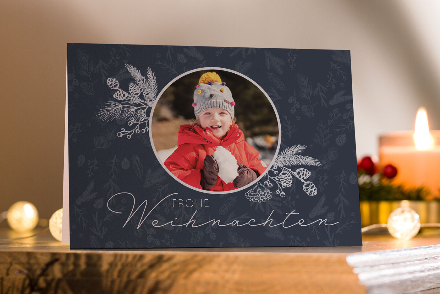 Weihnachtskarte als Klappkarte mit einem festlichen Design und dem Foto eines Kindes. Unter dem Foto ist der Schriftzug "Frohe Weihnachten"