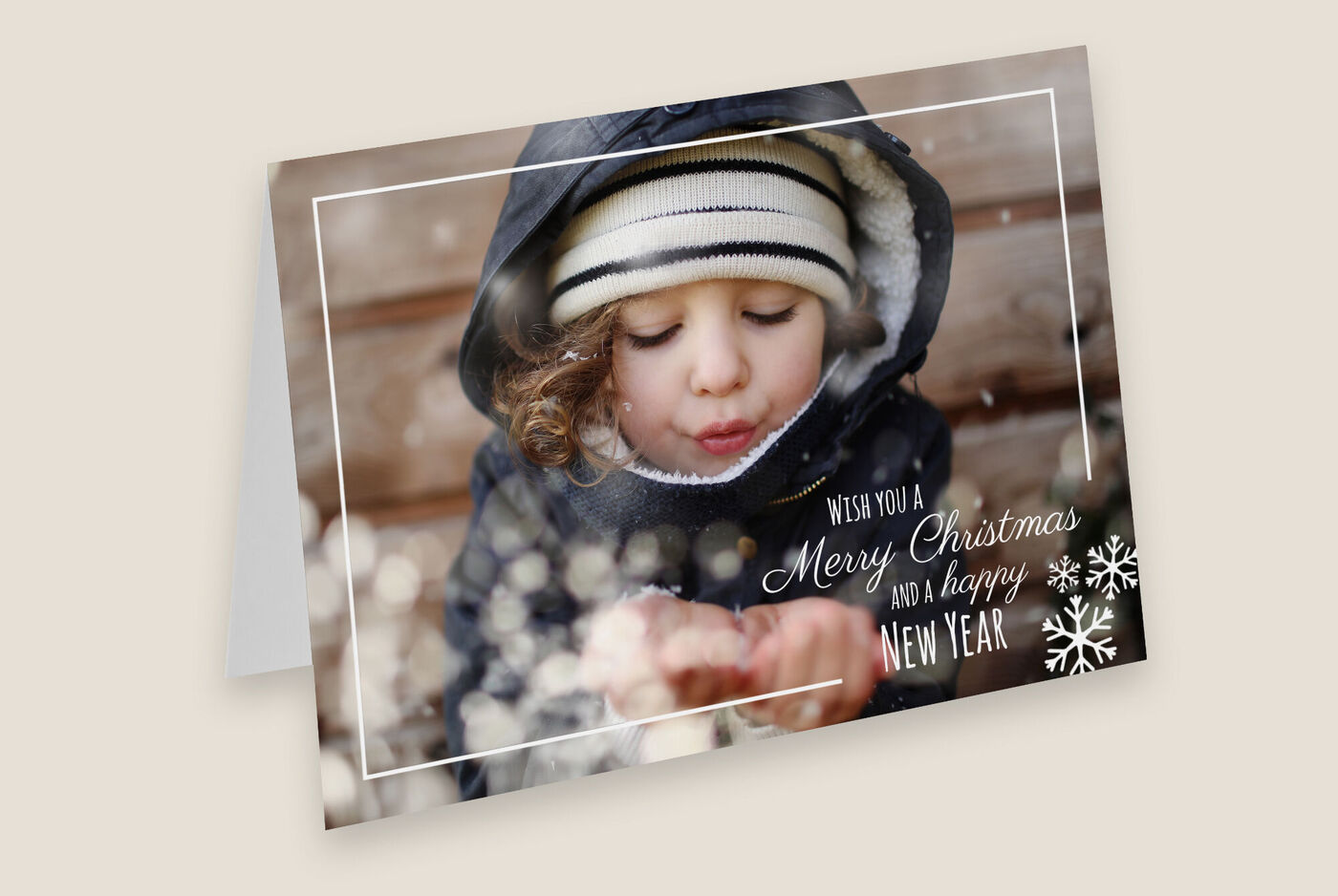 Person in Winterkleidung wünscht frohe Weihnachten und ein glückliches neues Jahr