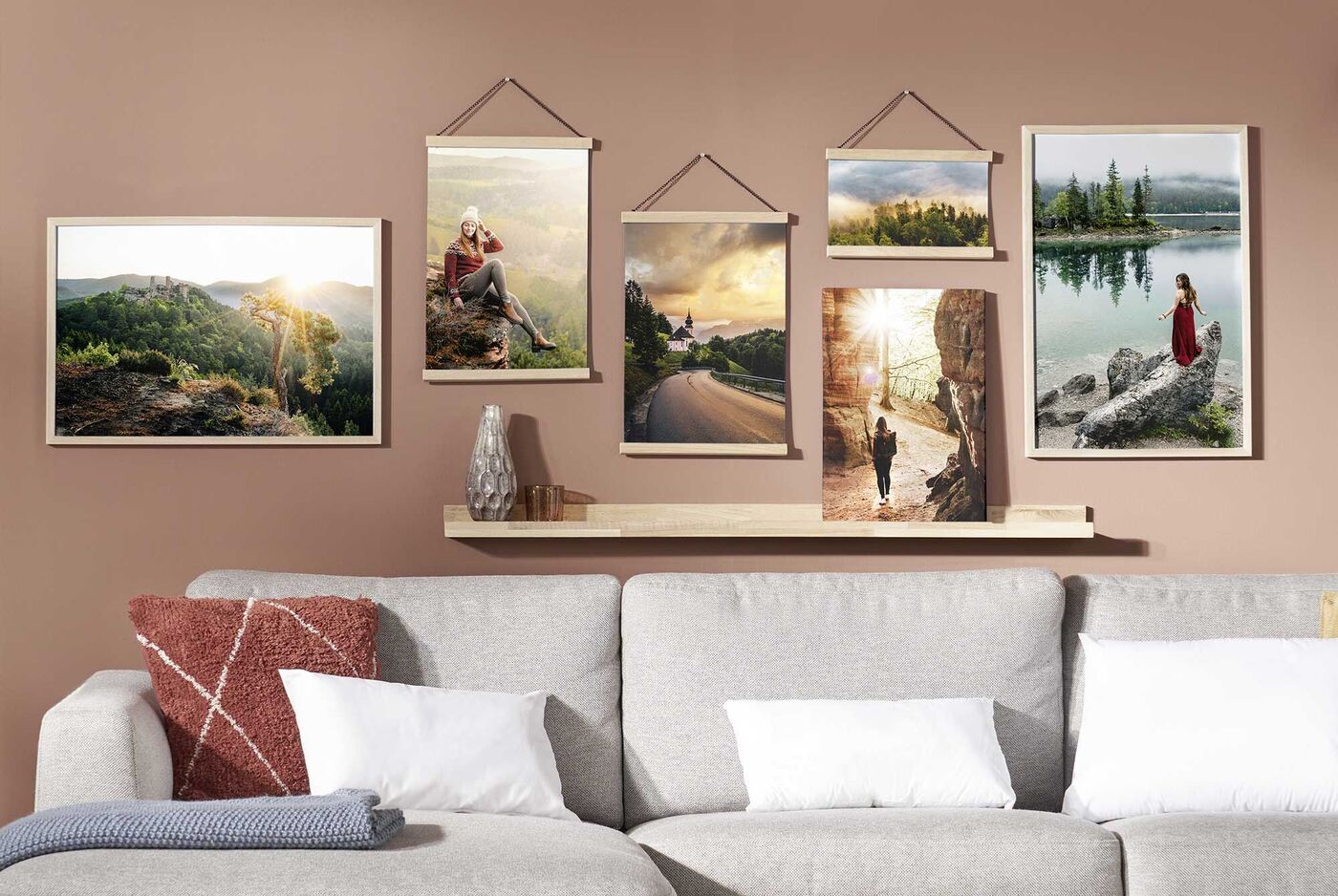 Wand mit Bildern in verschiedenen Rahmen, elegantes Wohnzimmer, freundliche Atmosphäre