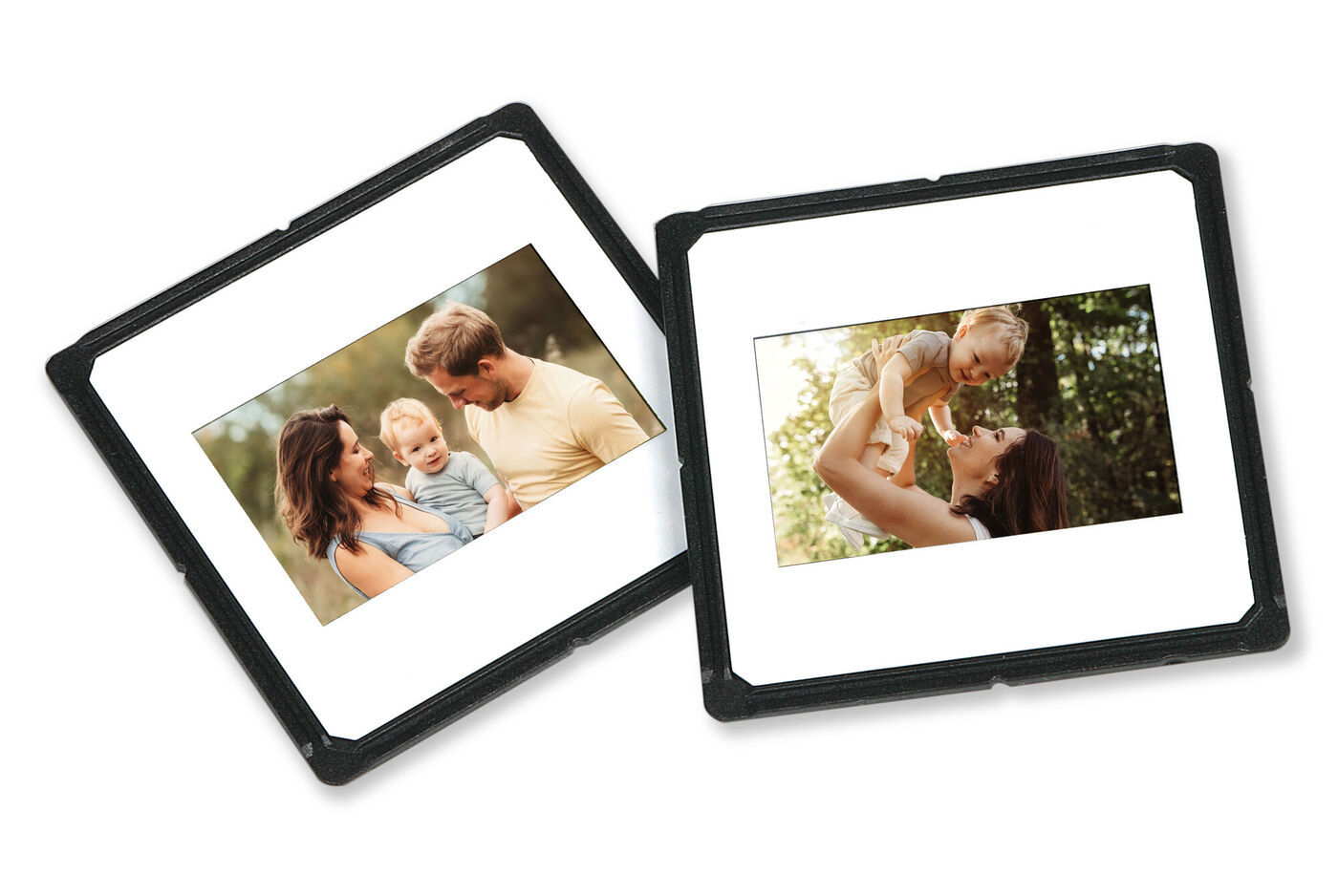 Zwei Bilderrahmen mit Fotografien einer glücklichen Familie im Freien