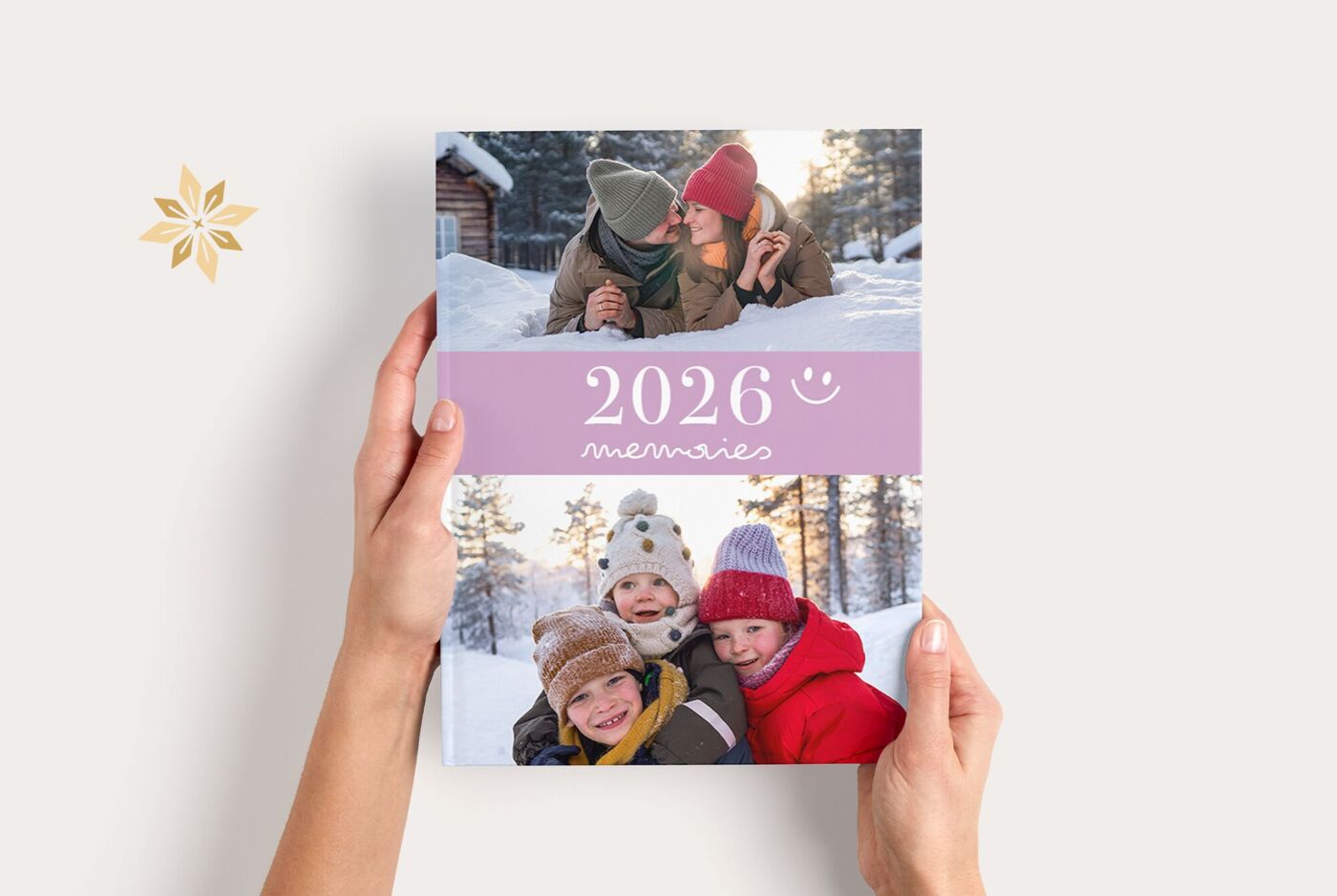 Zwei Hände halten ein CEWE FOTOBUCH mit winterlichen Schneebildern und dem Titel 2025 memories