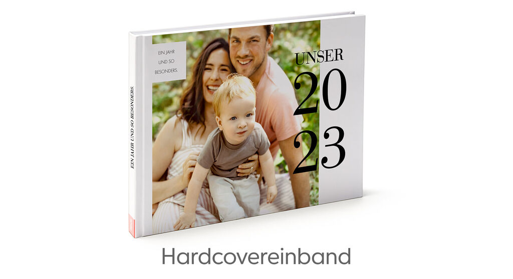Ein CEWE FOTOBUCH im Hardcover, das Erinnerungen zeigt, mit einer Familie auf dem Cover.