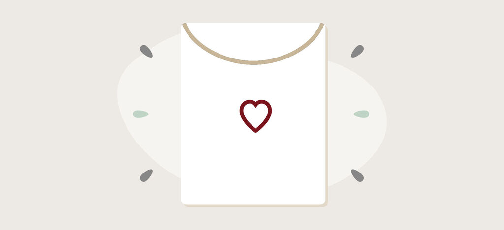 Ein T-Shirt mit einem roten Herz auf weißem Hintergrund.