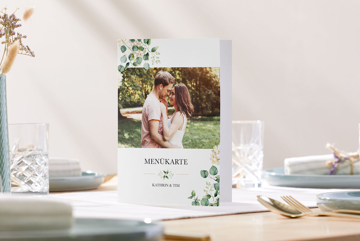 Minimalistische Menükarte mit Brautpaar im Garten, elegant gestaltet mit floralen Elementen