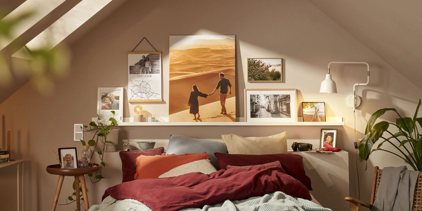 Ein gemütliches Schlafzimmer mit warmen Farben, dekoriert mit Pflanzen und schönen Erinnerungsfotos.