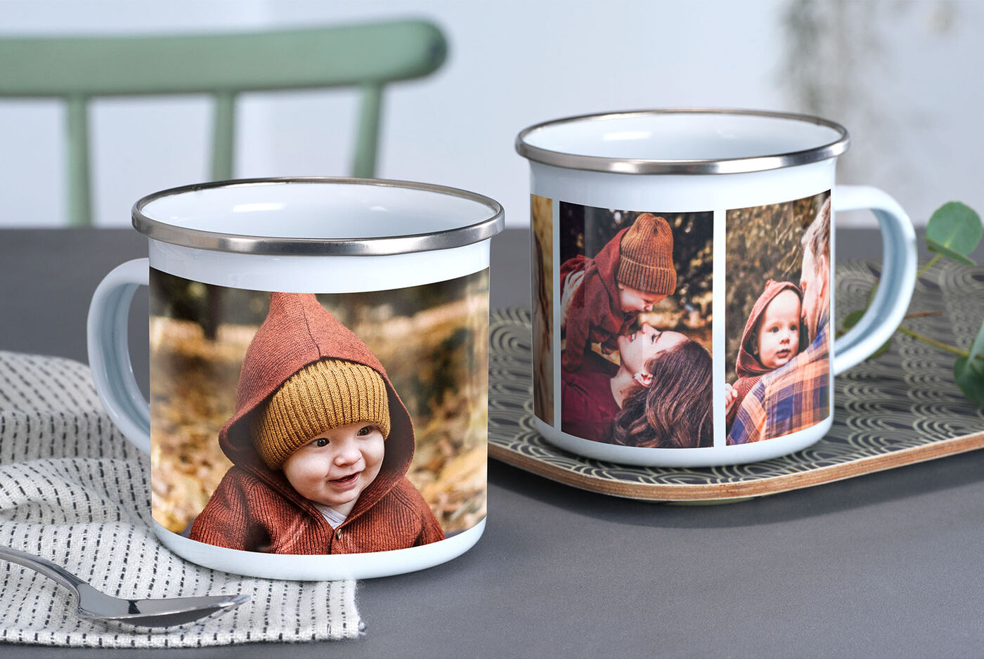 Zwei personalisierte Tassen mit liebevollen Fotos. Eine Tasse zeigt ein Kind mit einer roten Kapuze, die anderen zeigen ein Paar in einer herbstlichen Umgebung.