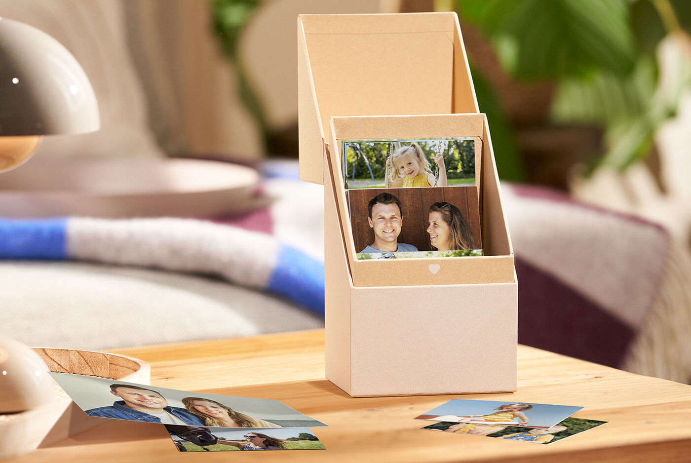 Eine offene Box mit Fotos auf einem Tisch. Die Box enthält mehrere Bilder.