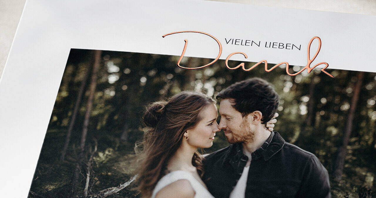 Paar im Wald mit liebevollem Blick, danke in eleganter Schrift