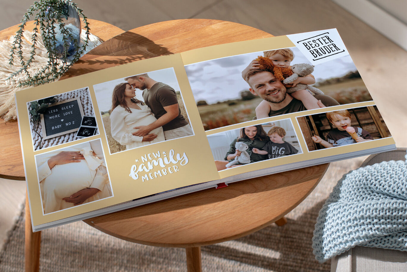 Zwei offene Seiten eines CEWE FOTOBUCHS mit Fotos von einer Familie und einem Kind, das glücklich mit einem Stofftier sitzt.