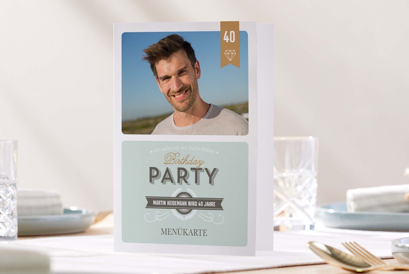 Eine stilvolle Menükarte für eine Geburtstagsparty mit Platz für ein Foto und der Aufschrift "Birthday Party" sowie der Zahl 40.