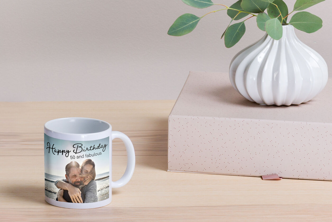 Tasse mit einem liebevollen Geburtstagsgruß und Strandmotiven