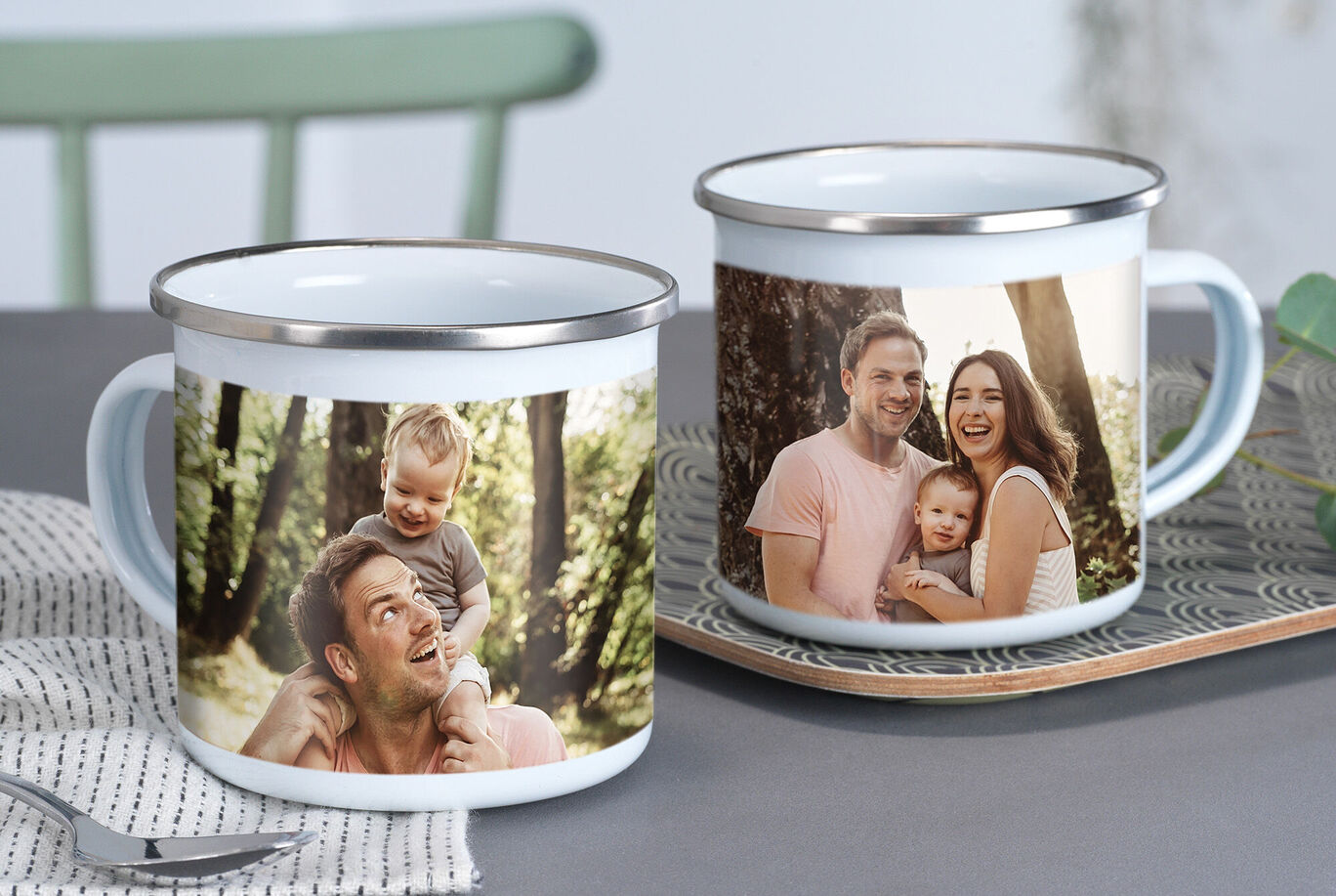 Zwei personalisierte Becher mit Familienfotos im Freien