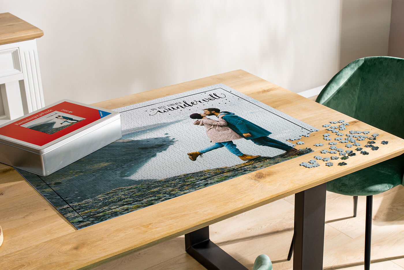 Puzzle mit einem Foto von einem küssenden Paar auf einem Tisch