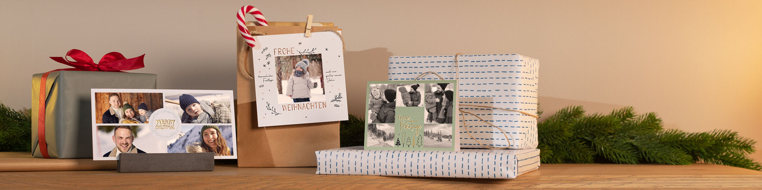 Ein Tisch mit liebevoll verpackten Geschenken in verschiedenen Farben und Formen, dekoriert und verziert mit verschiedenen Weihnachtskarten