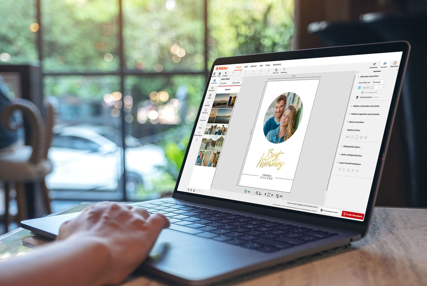 Ein Laptop zeigt ein kreatives Design in einer Präsentationssoftware. Im Hintergrund sind Bäume und ein sonniger Tag sichtbar.