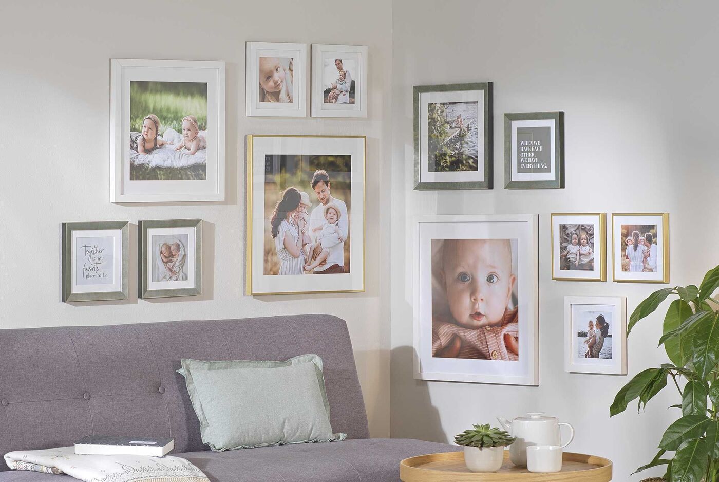Wand mit Bildern von glücklichen Familienmomenten, umgeben von Pflanzen und einem Sofa
