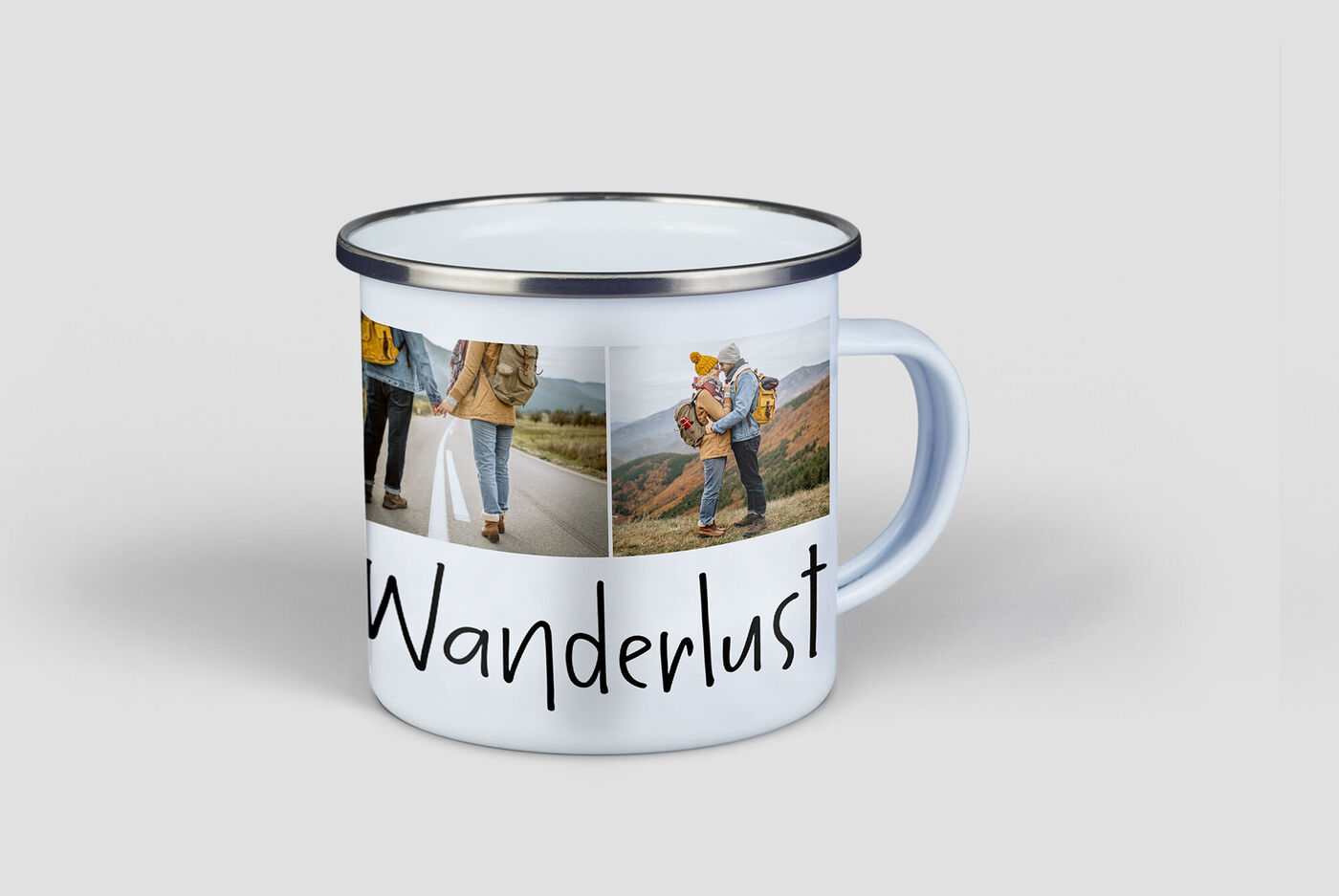 Tasse mit Fotos und Schriftzug 'Wanderlust' im Hintergrund, ideal für Reiseerinnerungen