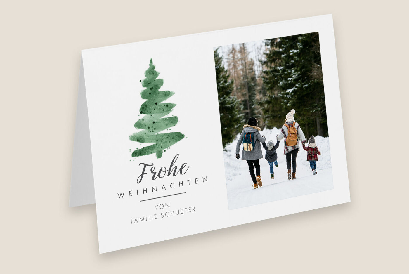 Eine fröhliche Weihnachtskarte mit einer winterlichen Waldlandschaft und einer Familie, die Hand in Hand läuft