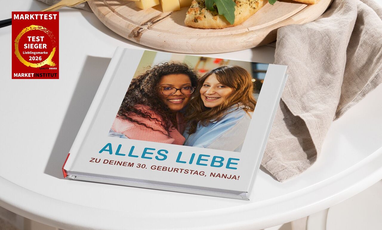 CEWE FOTOBUCH mit Titel Alles Liebe und Foto von zwei lachenden Menschen