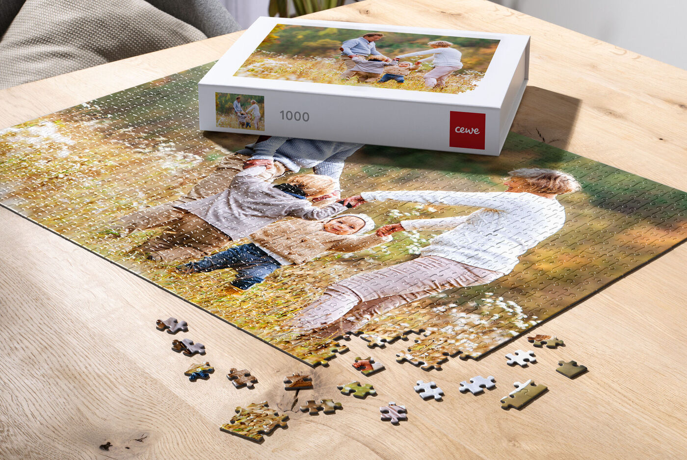 Familie, die gemeinsam ein Puzzle legt, umgeben von vielen Puzzlestücken auf einem Tisch