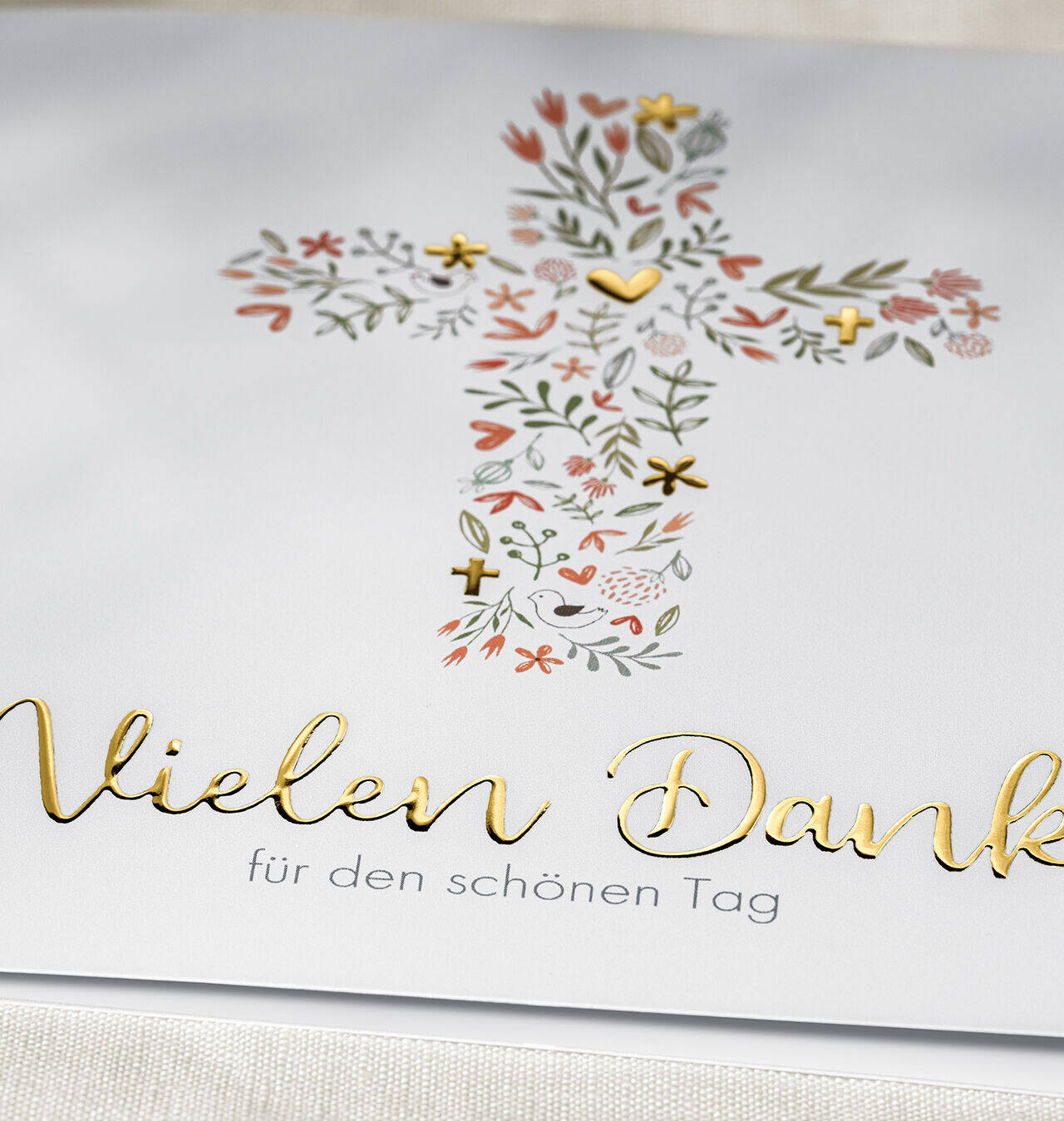 Ein wunderschönes Dankeschön-Karten-Design mit floralen Elementen und einem goldenen Kreuz.