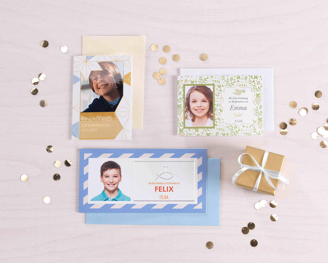Drei liebevoll gestaltete CEWE Grußkarten mit verschiedenen Designs, umgeben von kleinen Goldstückchen und einem Geschenk