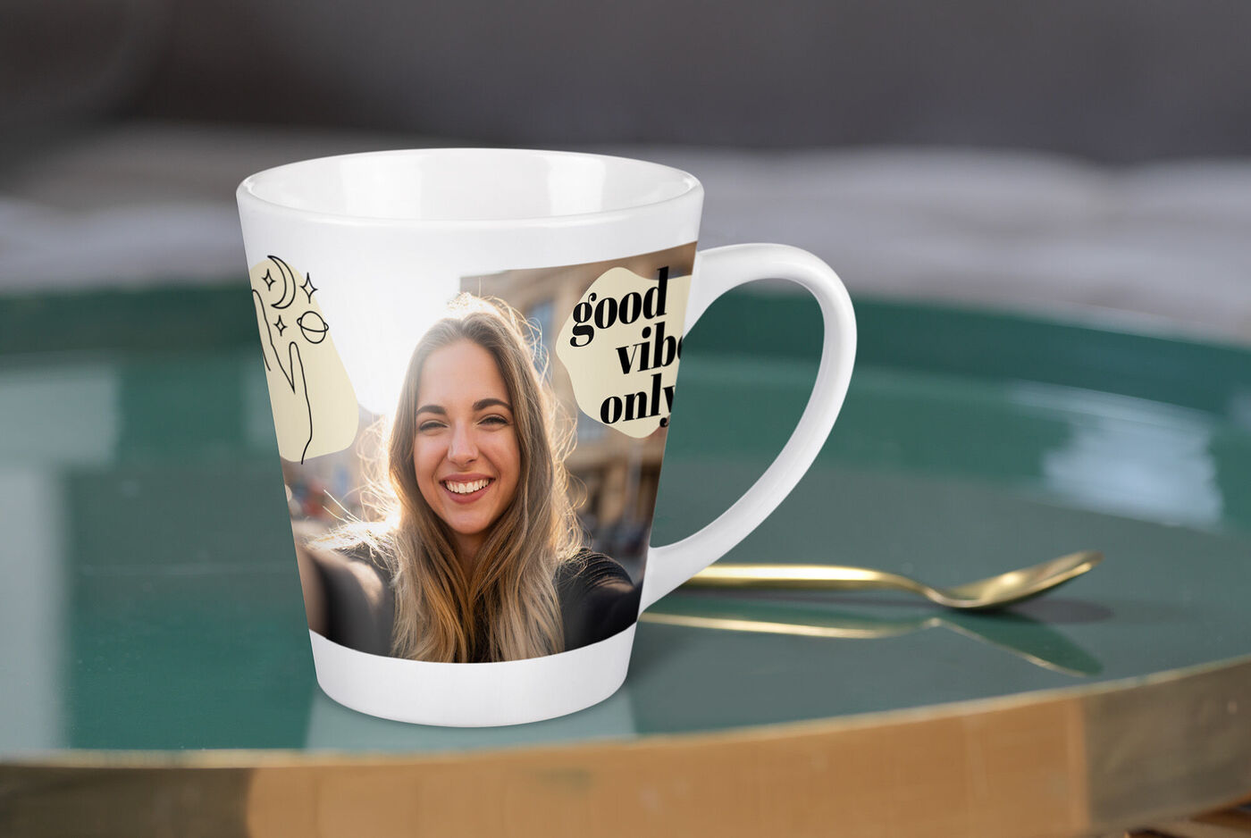 Eine Tasse mit einem fröhlichen Design, auf einer Tischoberfläche, die gute Laune ausstrahlt
