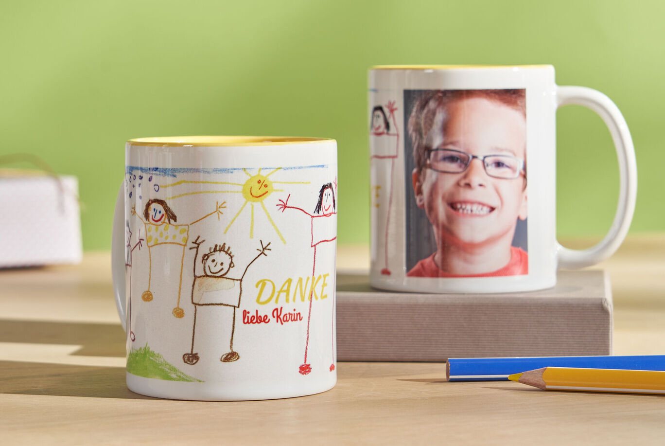 Bunte Tasse mit Kinderzeichnungen und dem Schriftzug 'DANKE, liebe Klein'