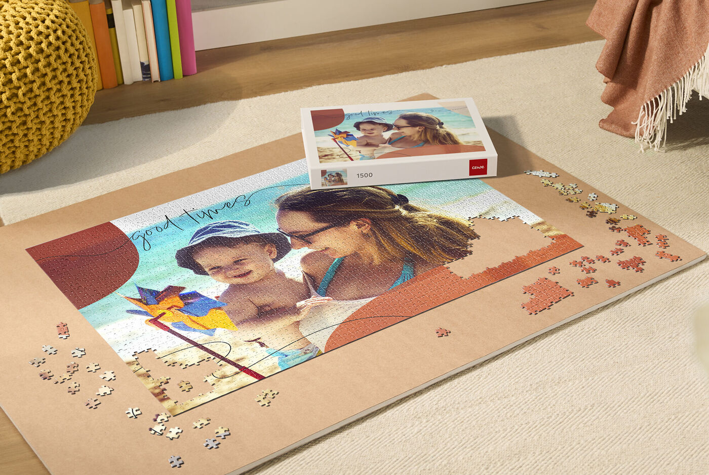 Ein Erwachsener und ein Kind arbeiten gemeinsam an einem Puzzle mit buntem Motiv.