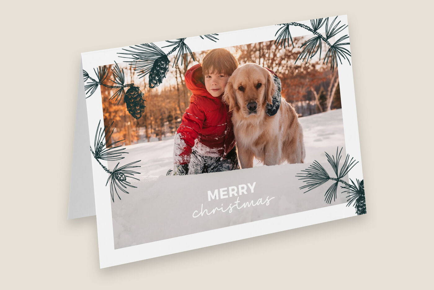 Ein Golden Retriever und ein Kind stehen im Schnee, umgeben von Weihnachtsdekoration. Es strahlt Freude und Liebe aus.