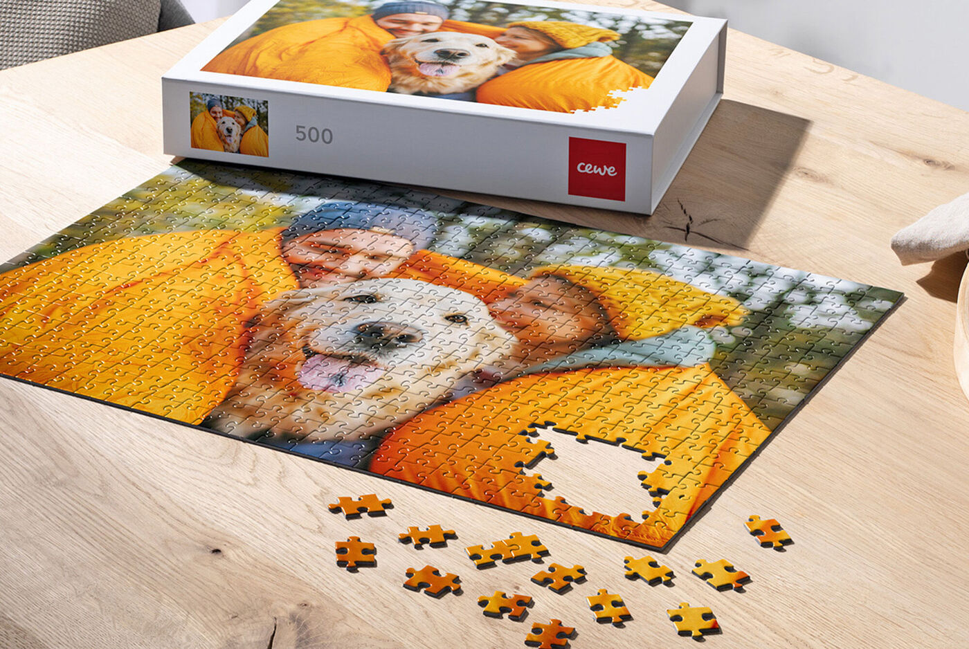 Puzzlemotiv mit einer Familie und einem Hund in gelben Regenjacken. Ein Stück des Puzzles fehlt.