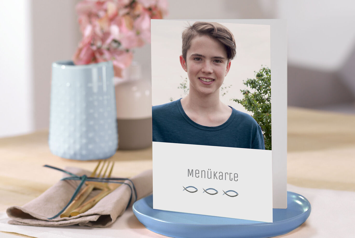 Eine kreative Menükarte auf einem gedeckten Tisch, die mit frischen Blumen dekoriert ist