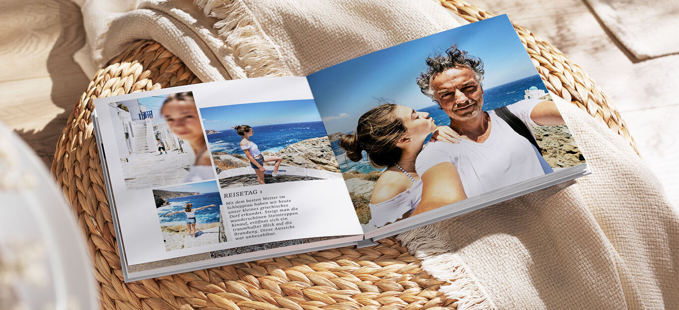 Ein offenes Fotobuch mit Urlaubsfotos auf einer Decke. Die Seiten zeigen Erinnerungen an einen Strandurlaub. Das Bild strahlt Freude und gemeinsame Momente aus.