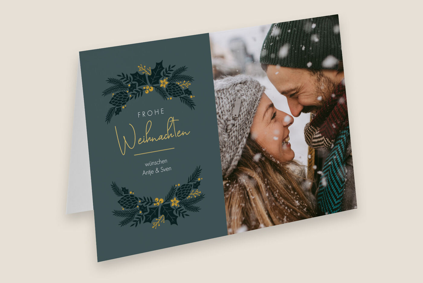 Eine festliche Weihnachtskarte mit liebevollen Motiven und einem persönlichen Schriftzug.