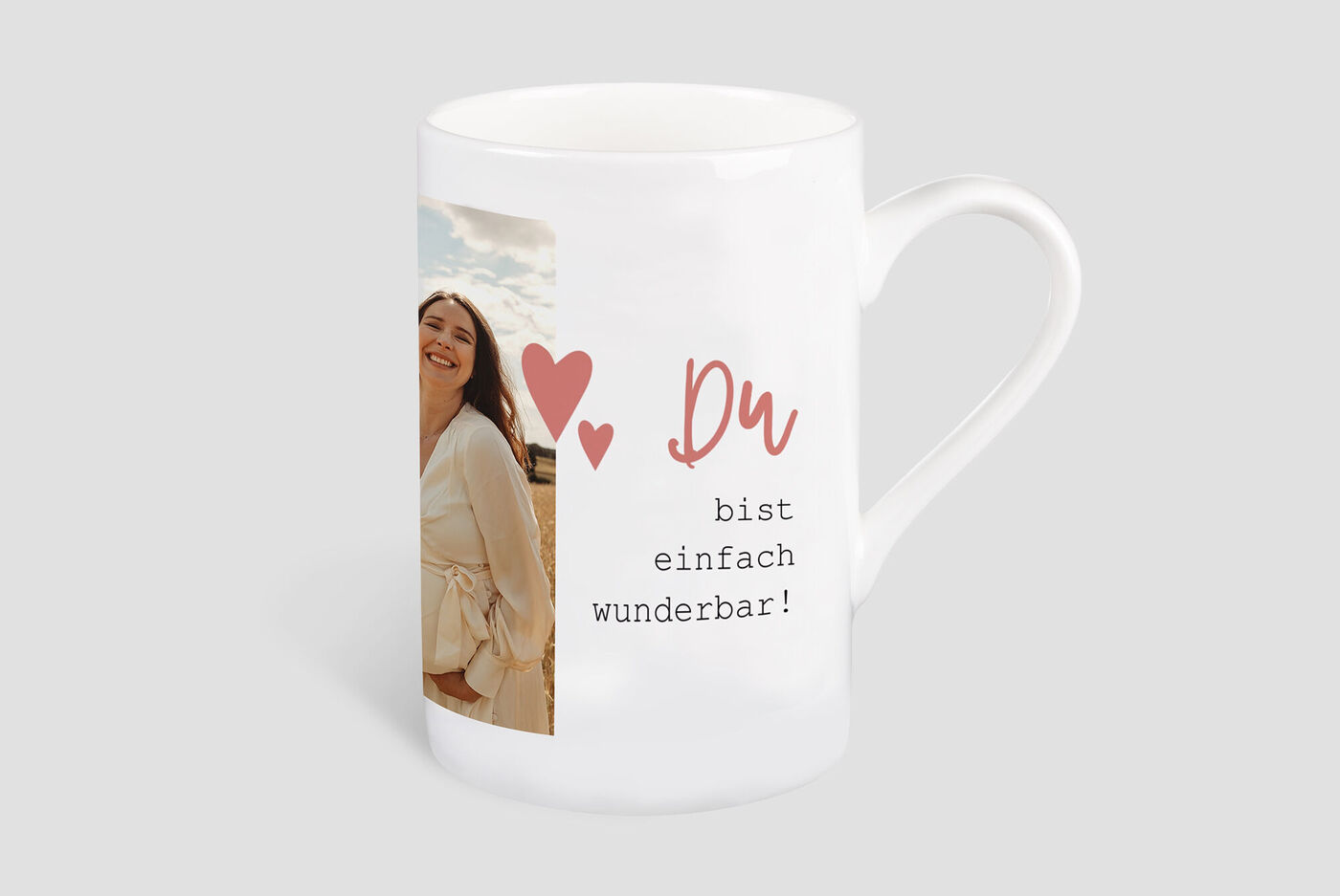 Eine Tasse mit einem liebevollen Design, das die Worte 'Du bist einfach wunderbar!' zeigt
