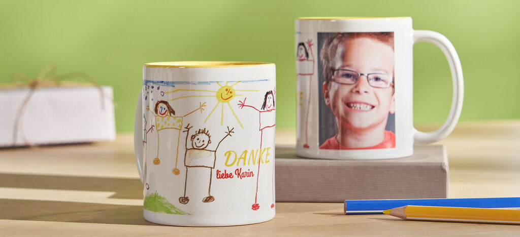 Bunte Tasse mit Zeichnungen von Kindern und dem Wort Danke